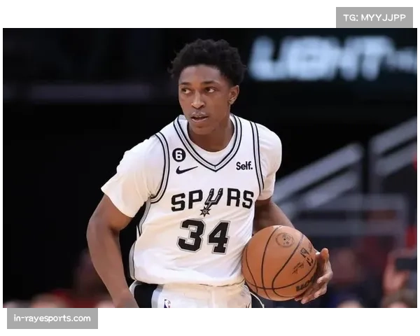 特纳首秀表现亮眼攻防兼备命中率高贡献8分2盖帽展现全面实力